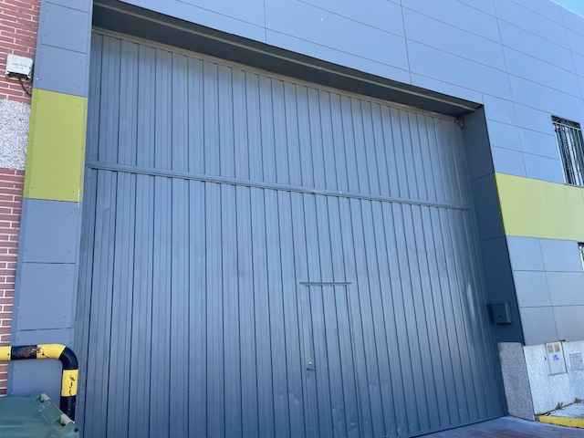 Reparación de puertas industriales con motor de tracción al eje